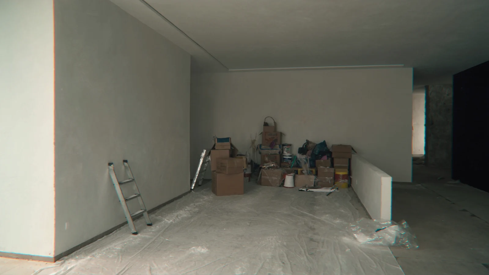 Apartamento em reforma com material de construção organizado
