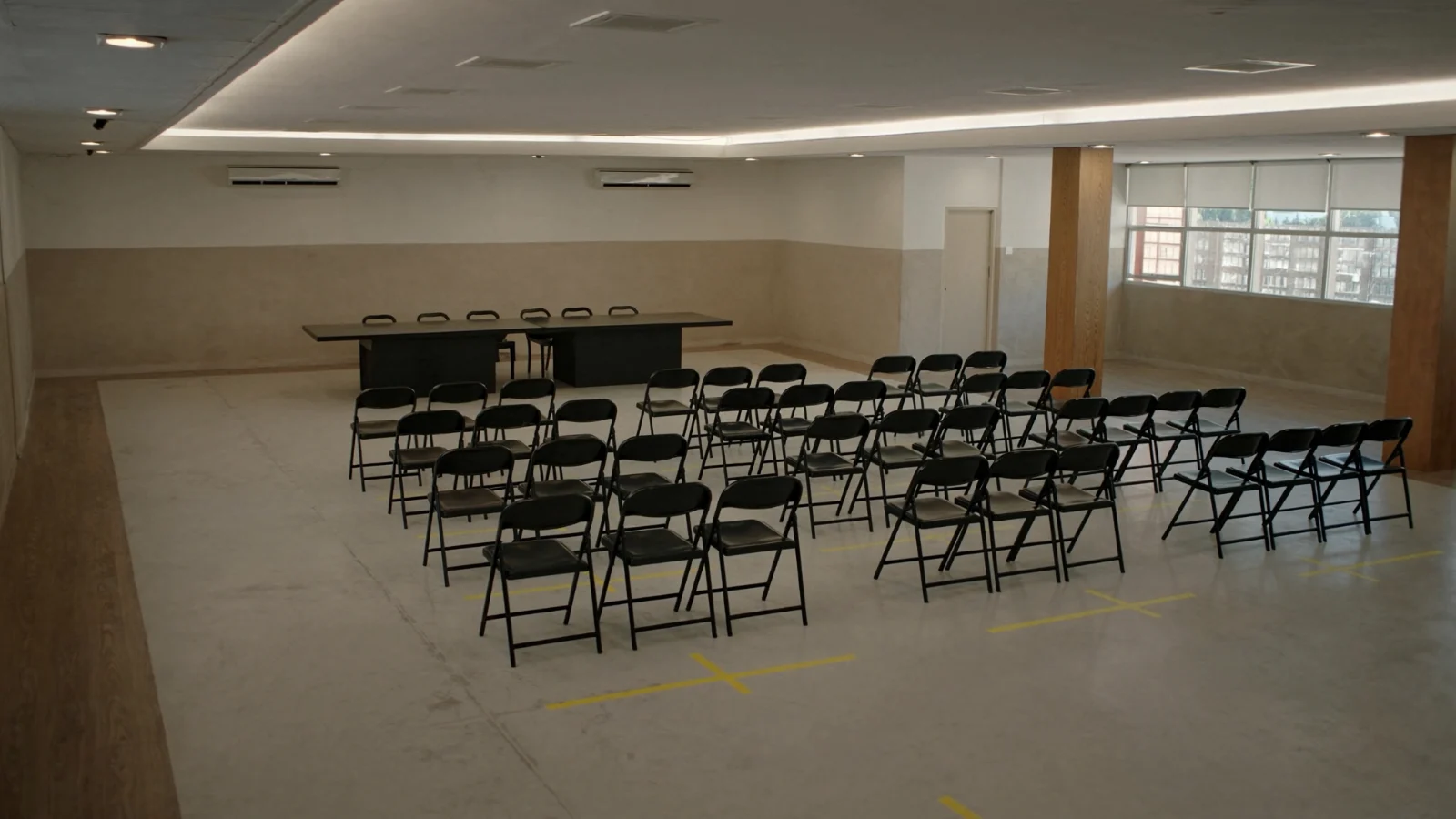 Assembleia de condomínio em salão vazio
