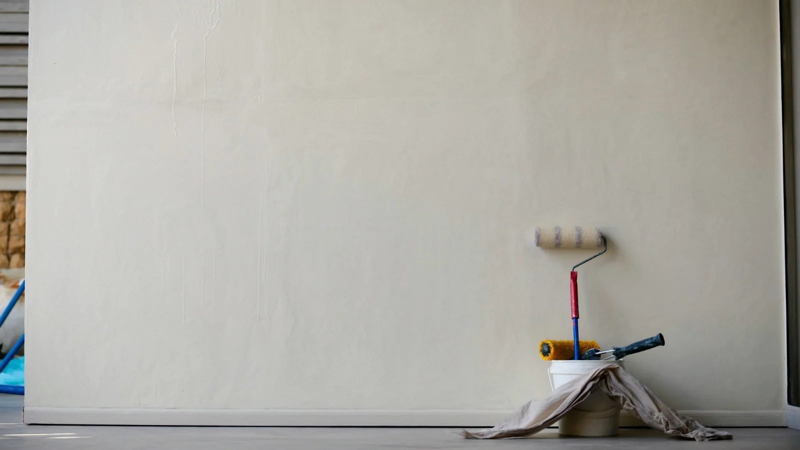 Pintura fresca e reparo de pequenos detalhes antes das visitas