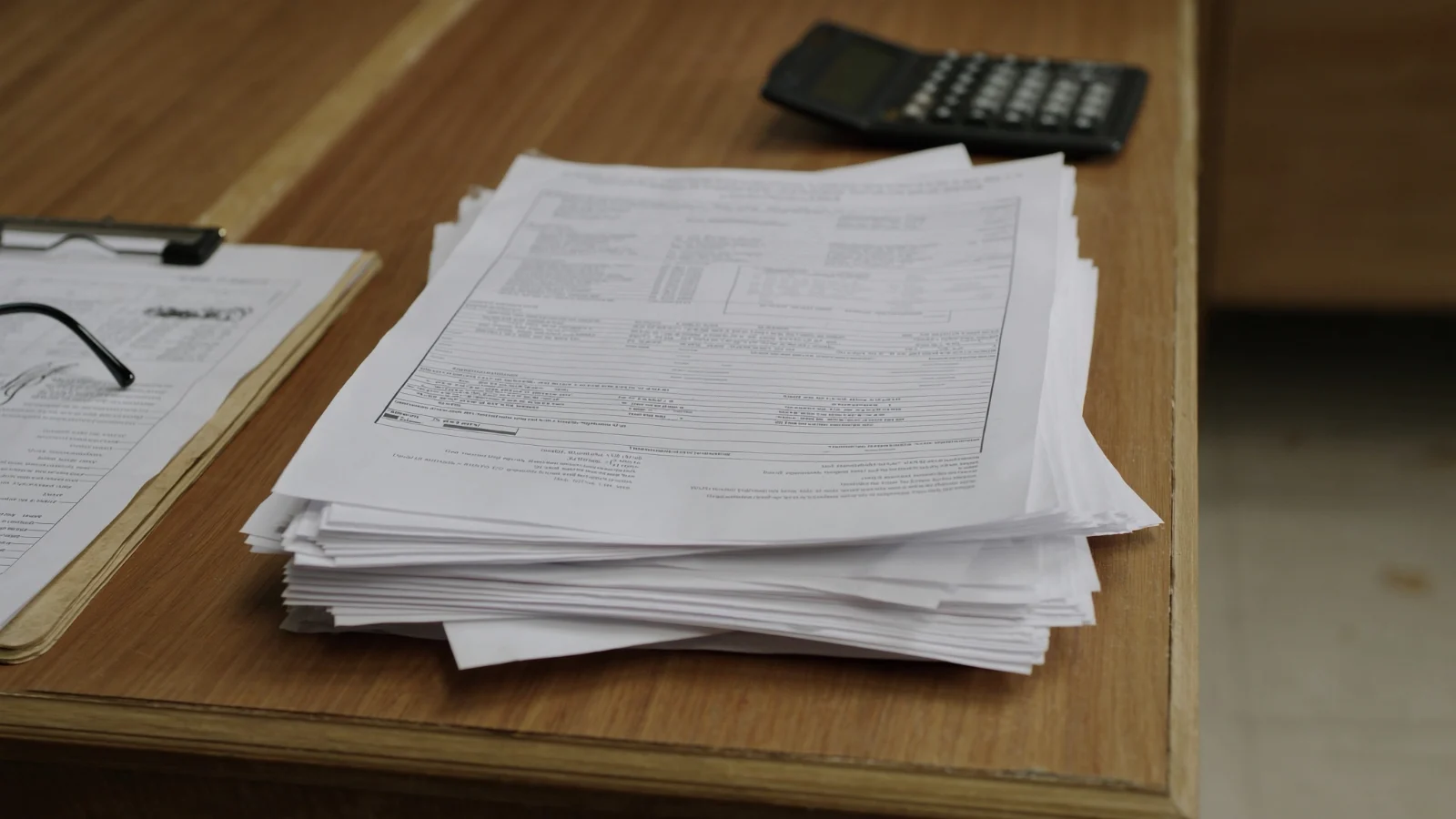 Documentos financeiros organizados para análise bancária
