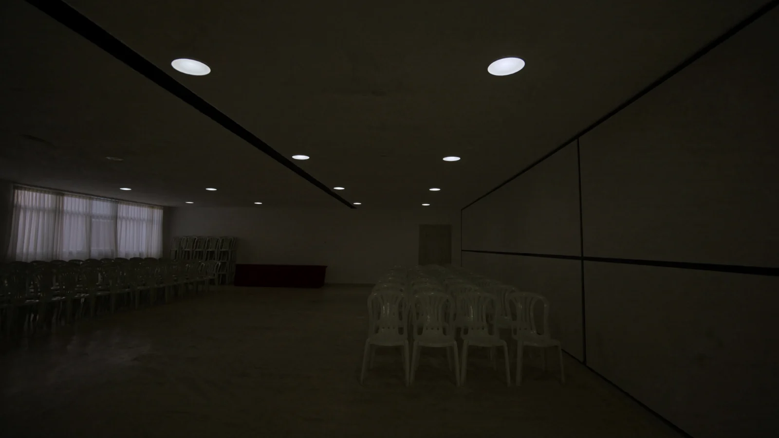 Salão de assembleia de condomínio preparado para reunião