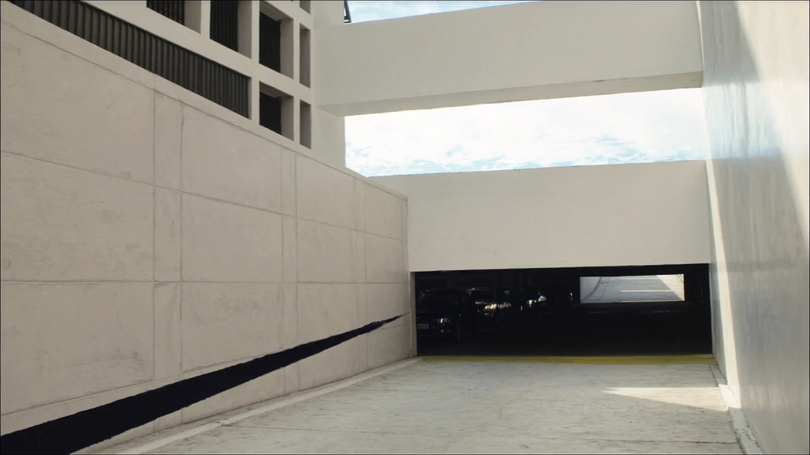 Rampa de acesso à garagem de prédio residencial